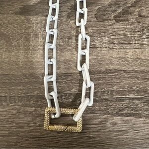 Melania Clara -By Alexa Rae Necklace 
Michelle necklace
Color: white and gold